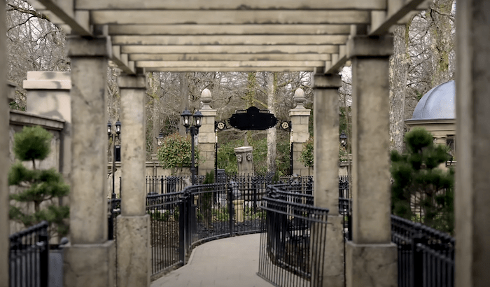 Ghostly Manor Entrance